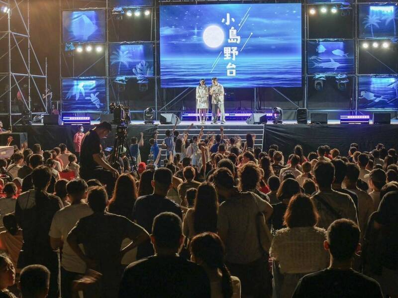 無人機燈光秀點亮琉球夜空！ 首屆「小島野台」熱力開唱