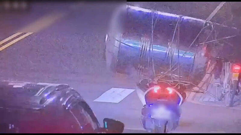 狂!機車載大水塔趴趴走 高雄警方要開罰