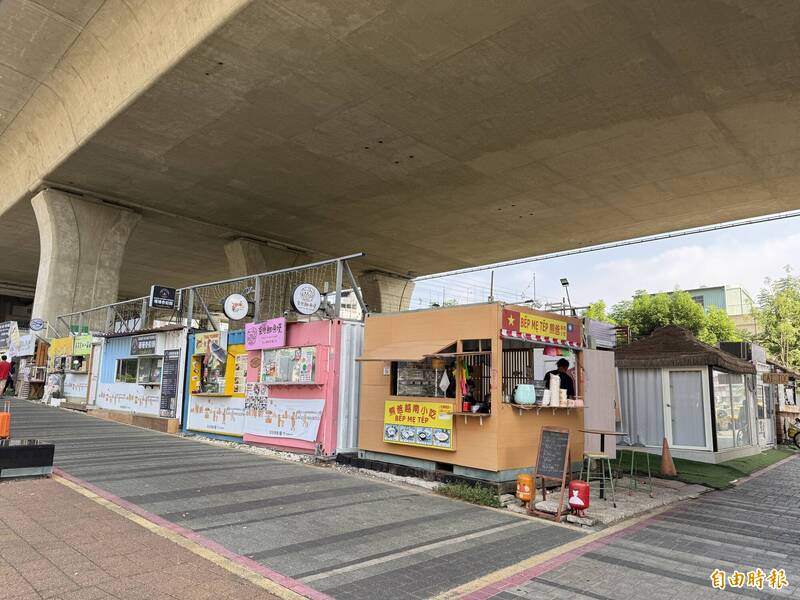 潭子火車站前宛如東協廣場移工聚集 商店街雜亂挨批台鐵要改善了