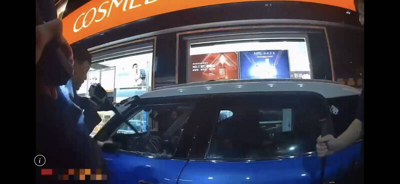 毒駕無照又掛AB車牌拒檢 警僵持42分鐘破窗逮人