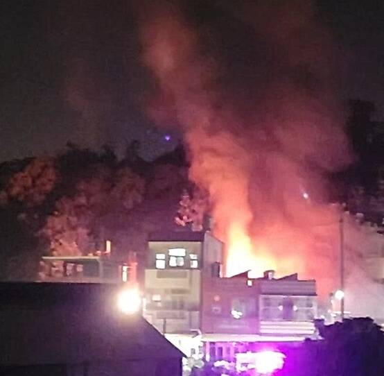 火燒嗶剝聲太吵!彰化宮廟鐵皮倉庫起火 濃煙四起嚇人