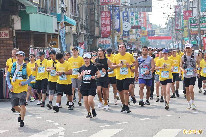 今日清晨气温约摄氏24度，但阳光强、体感较热，跑者参赛无不汗流浃背。（记者陈冠备摄）