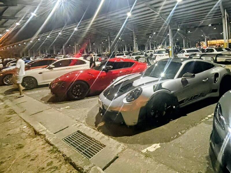国道3号南投服务区又爆大规模车聚，不只聚集大批双B进口车，更有保时捷等跑车入列。（民众提供）