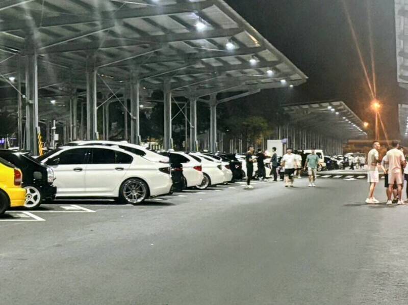 国道3号南投服务区又爆大规模车聚，吸引大批双B进口车与车友聚集。（民众提供）