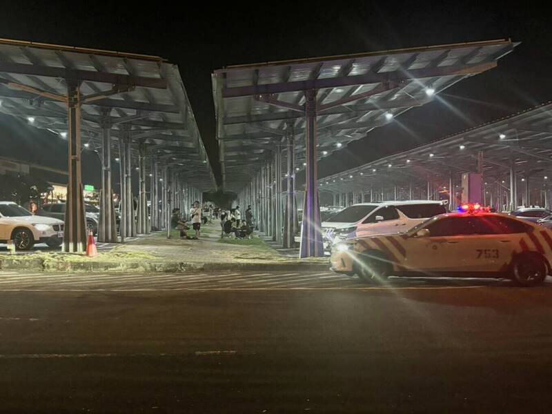 国道3号南投服务区又爆大规模车聚，国道警方掌握情资到场监控取缔。（民众提供）