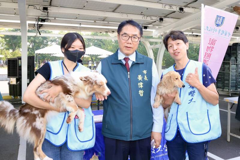 台南毛孩Chill嗨嗨 大秀人寵默契