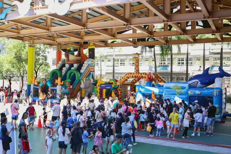 把握好天氣 丹鳳國小「大秉叔叔氣墊樂園」親子共度歡樂時光