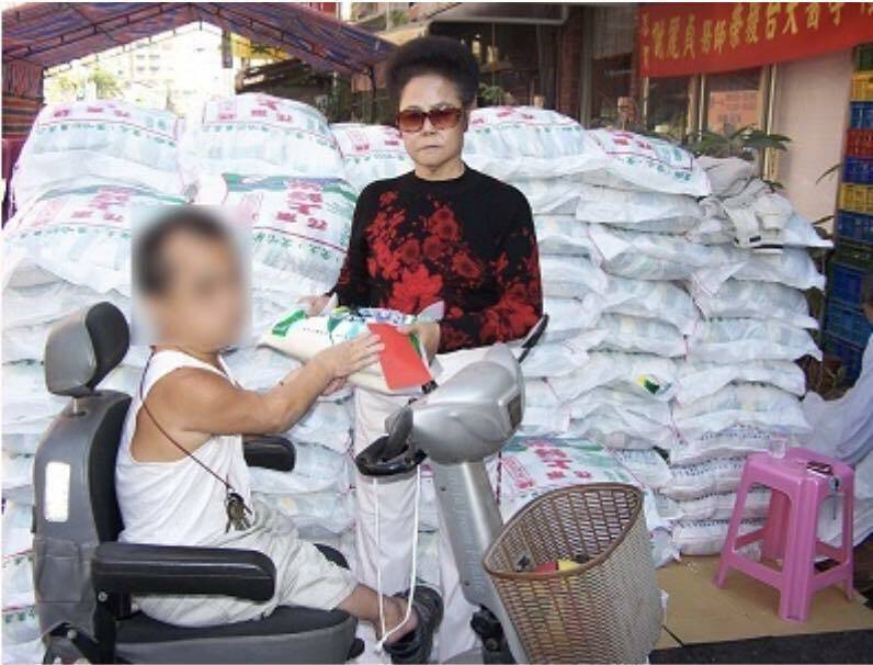 高雄苓雅「大姐頭」仙逝 里長兒發善款助弱追思母親