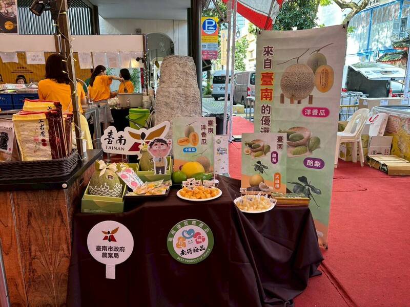 黃偉哲快閃推廣台南洋香瓜、大白柚 征服星國饕客味蕾