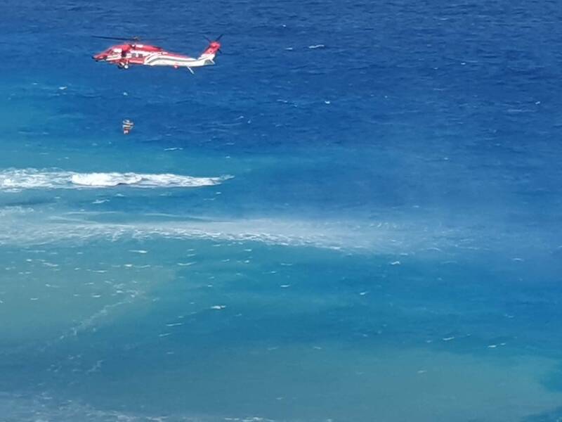 花蓮象鼻隧道下方海灘 1女遭浪捲走救起無生命跡象