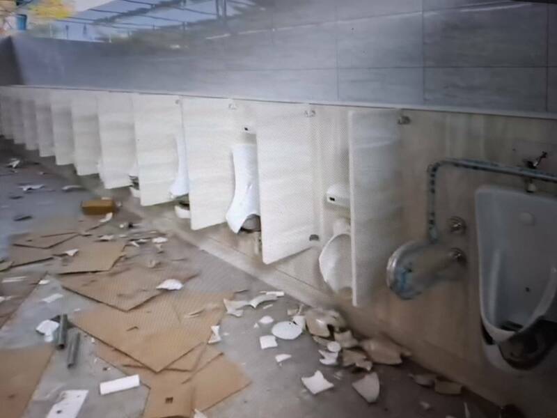 高市茄萣区运动公园公厕10多座马桶和小便斗，被人恶意毁损破坏。（民众提供）