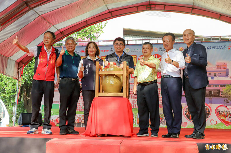 嘉縣若竹兒愛心園遊會 21年玉山陳高甕酒拍賣做公益