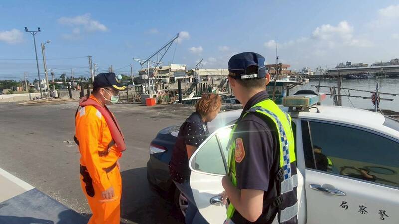 海巡人员将女窃盗通缉犯移交警方。（第四岸巡队提供）