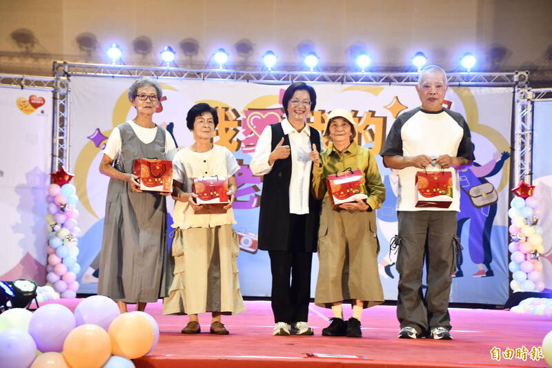 水啦！阿公阿嬤穿潮服 走秀跟上流行