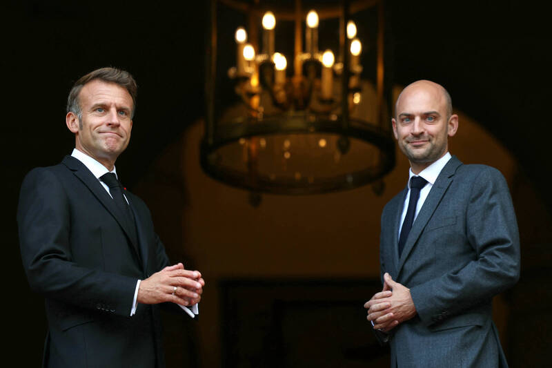 法国外长巴霍（右）8日誓言击败在欧洲迅速蔓延的毒品走私。图为巴霍10月9日在法国外交部迎接法国总统马克宏（左）。（美联社）