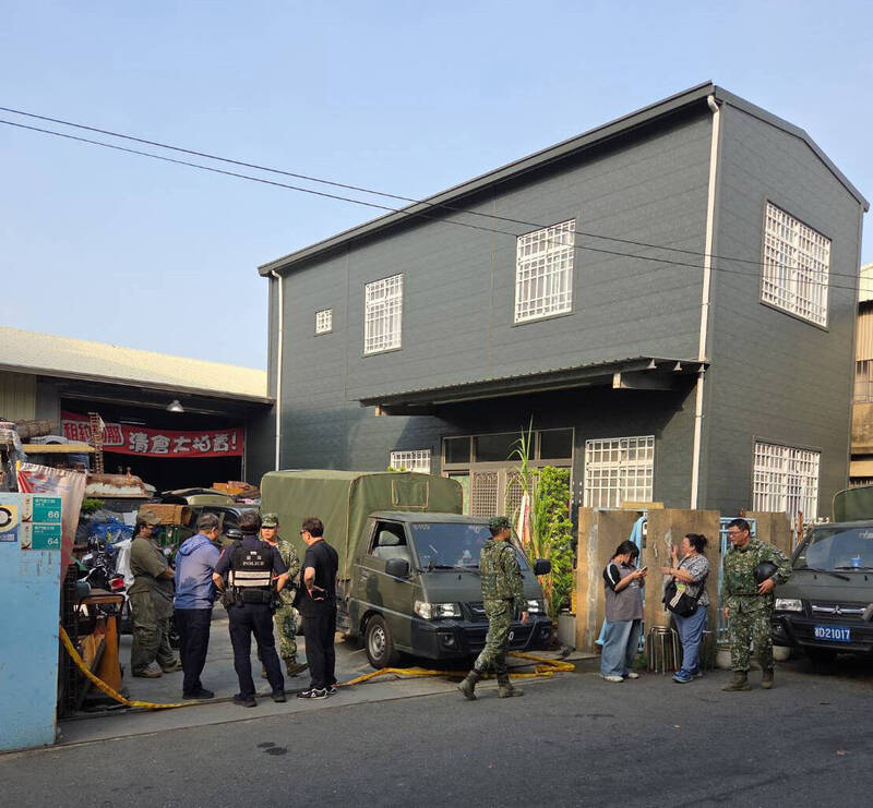 陆军防爆人员到场处理未爆的迫击砲弹。（民众提供）