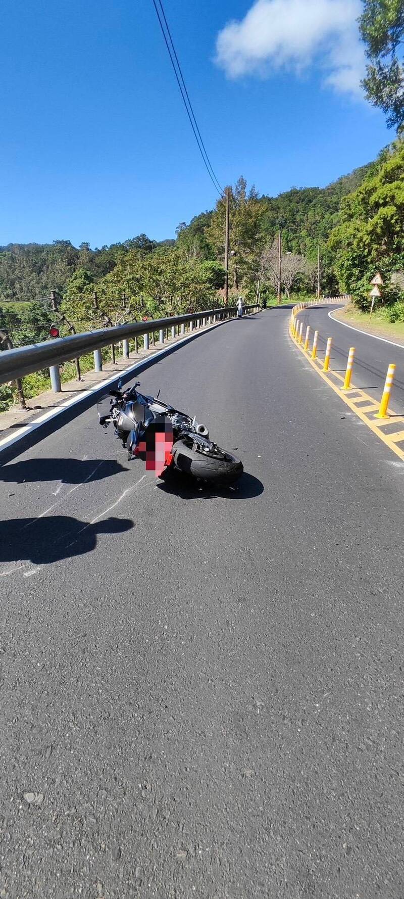 跑北宜公路過彎衝對向撞護欄 重機騎士摔落5米山坡