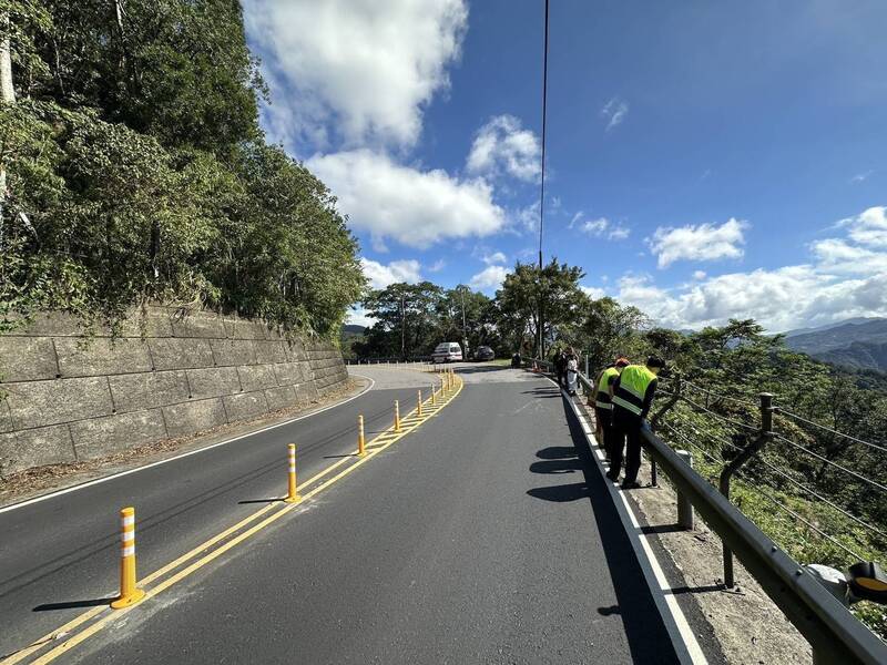 消防局派遣出动各式灾救灾护车5辆及消防人员12人到场后，林男已经自行从山坡爬上，但他肢体有多处擦挫伤，随即包扎后送往台北市立万芳医院治疗。（记者陆运锋翻摄）