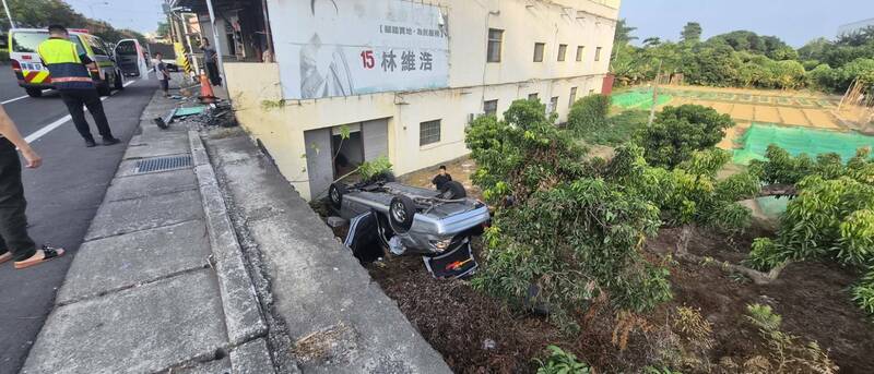 阿公开车载4孙擦撞路边停车，5人受困救出轻伤。（民众提供）