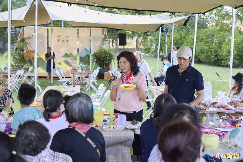客籍醃漬達人丁寶珠親授糖醋蘿蔔，體驗客家勤儉愛物的生活智慧。（新北市客家局提供）