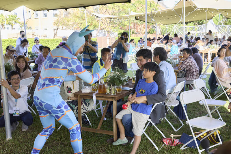 聚寮季藝文表演，民眾參與雜耍互動。（新北市客家局提供）