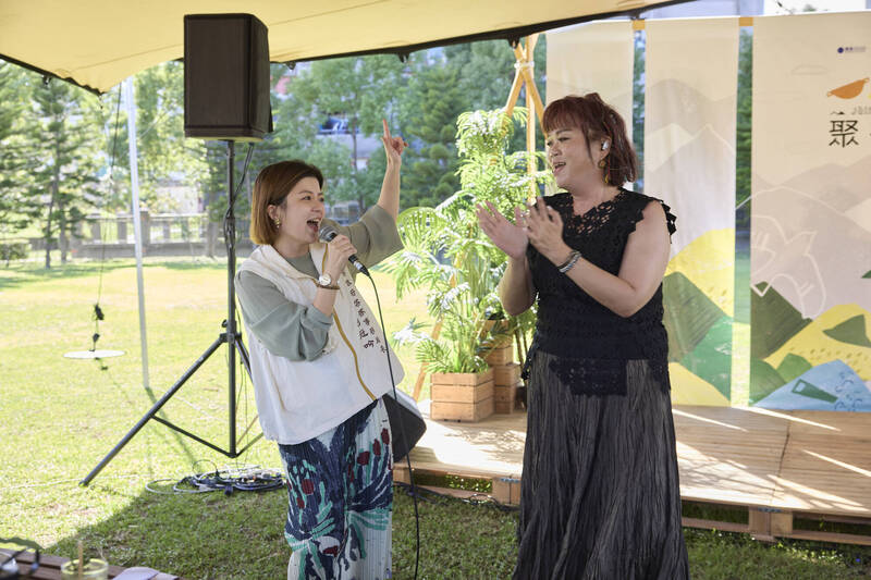 新北市客家局長劉冠吟（左）與樂團吉那罐子合唱新北客家主題曲。（新北市客家局提供）