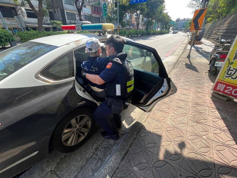 平鎮7旬翁負氣離家跌坐路邊 暖警「公主抱」護送返家