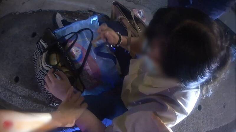 刘女在超商拿了逾千元商品，却未结帐直接离开，店员追出拦阻报警，中坜警方到场逮捕送办。（警方提供）