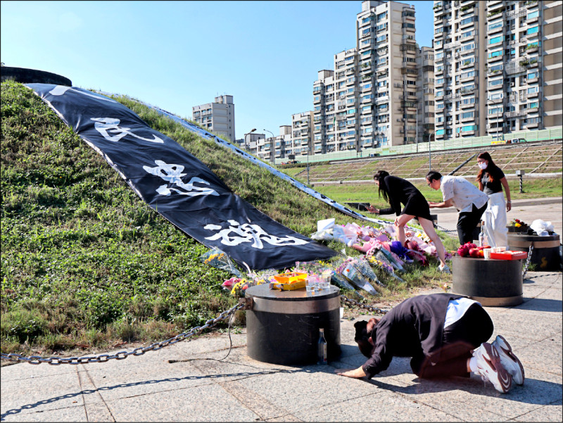 馬場町紀念公園為共諜吳石槍決地，在中國諜戰劇「沉默的榮耀」帶動下，該處出現獻花、祭酒情況，還有中國籍人士激動跪拜。（中央社）