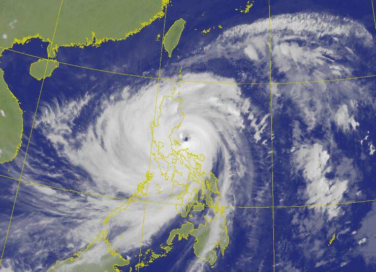 最新雲圖仍又大又強！ 鳳凰將登陸菲律賓無緣轉強颱 明重新整合是關鍵