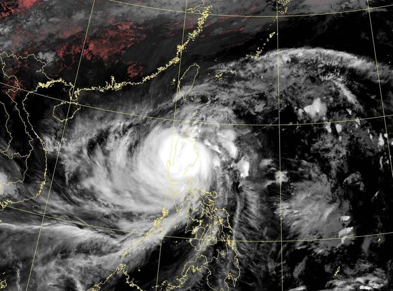 凤凰台风今天在菲律宾登陆，至少造成2人丧生，逾100万人被迫撤离。（图撷自气象局）