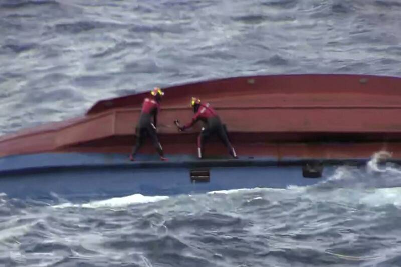 南韩西南部外海今发生中国渔船翻覆事件，南韩海警救起2名船员，不过2人已呈现心肺功能停止状态。图为示意图。（美联社）