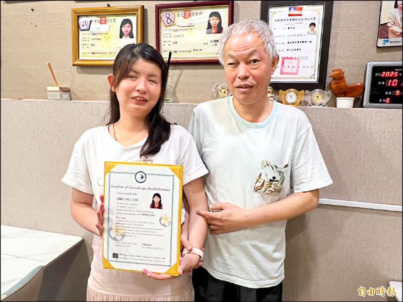 跨界奪國際調香銀牌 視障按摩師 眼盲不失志