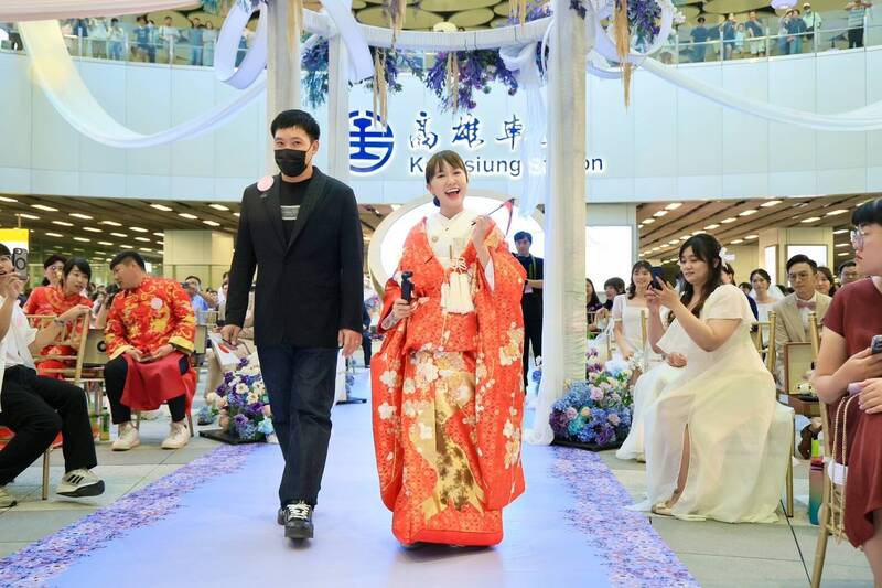 高雄集團婚禮115對新人啟程 日籍網紅Mana與丈夫步入婚姻殿堂