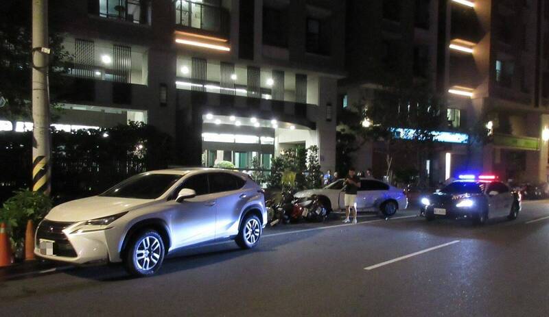 台中51歲女子開Lexus恍神  連撞BMW與13部機車