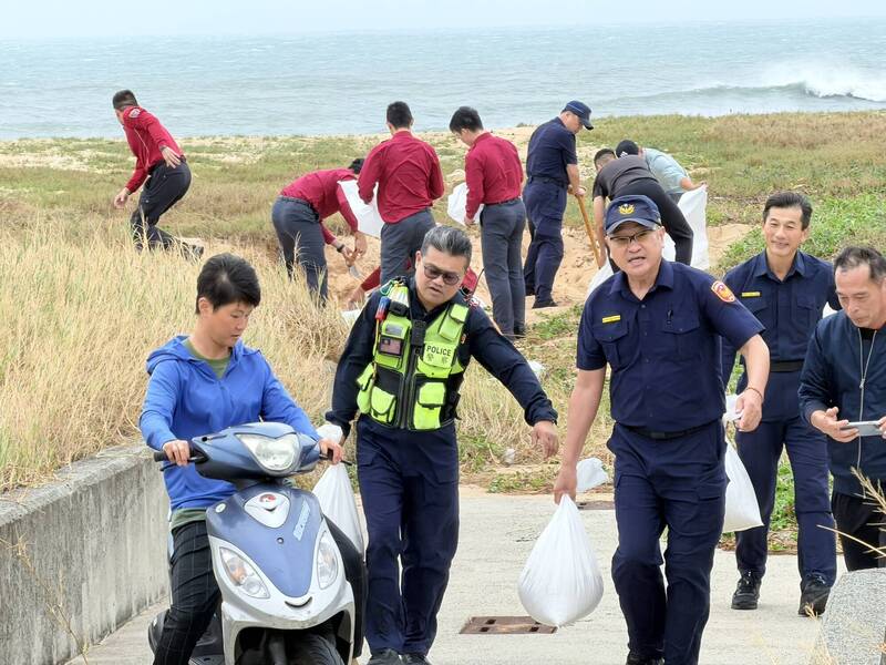 澎湖離島警消合力裝填沙包 提供民眾防颱使用