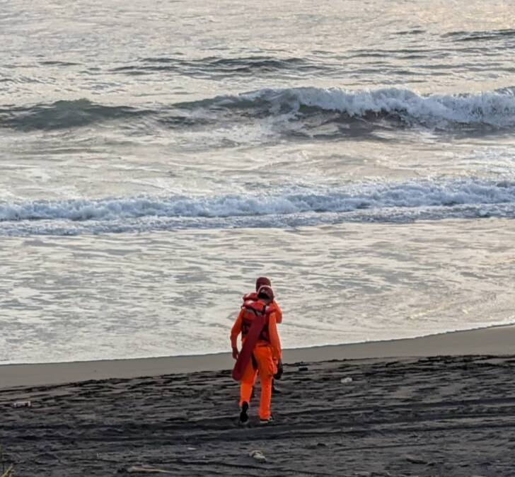 宜兰县壮围乡永镇沙滩8日晚间发生男子落海失踪，海巡署人员持续搜救。（资料照，读者提供）