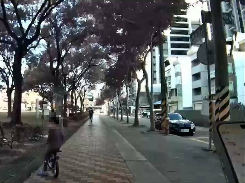 5岁男童乘滑步车溜出门兜风，员警出动拦截他还想跑，让大人好气又好笑。（记者郑淑婷翻摄）