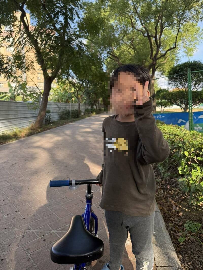 5岁男童乘滑步车溜出门兜风，员警出动拦截他还想跑，让大人好气又好笑。（记者郑淑婷翻摄）