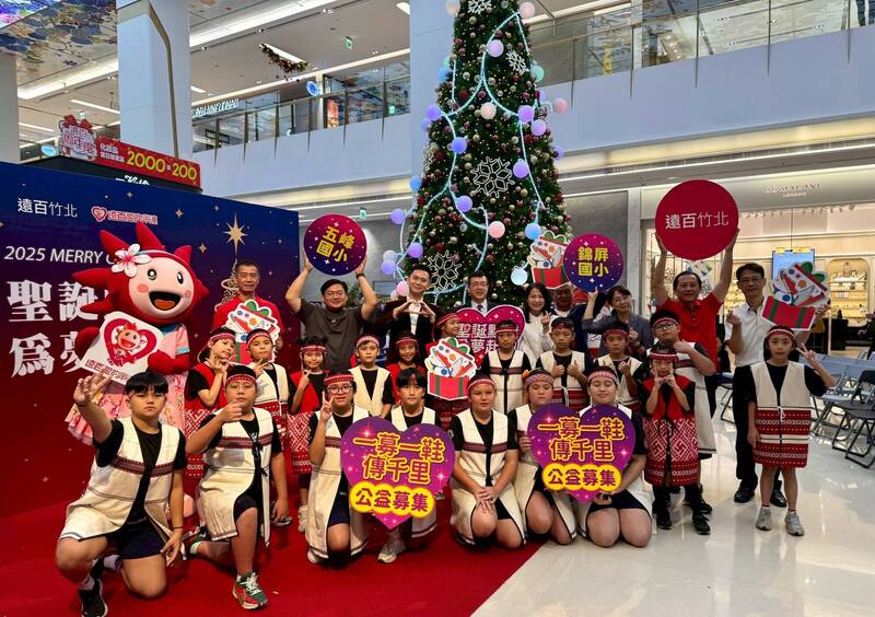 遠東百貨竹北店首次打造7米高的耶誕樹，以璀璨燈光點亮冬夜，陪伴民眾迎接溫馨耶誕與新年到來。（圖由遠百竹北店提供）