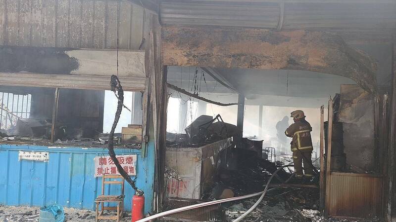 竹縣五峰鄉鐵皮屋小吃店今早失火 幸無人傷
