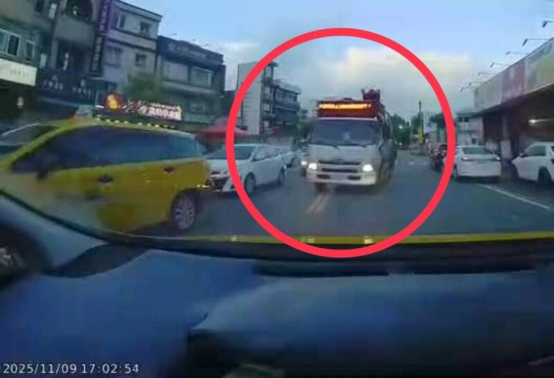 羅東資源回收車跨越雙黃線逆向行駛險撞休旅車 驚險畫面曝光