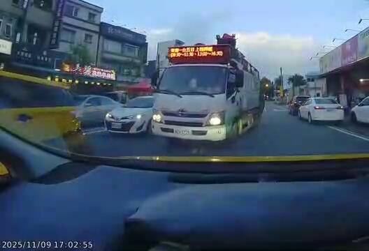 逆向行驶的罗东资源回收车，被对向休旅车行车纪录器拍摄下来。（图撷取自脸书社团「宜兰知识+」）