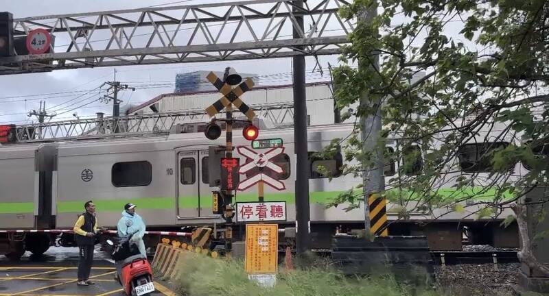 台鐵埔心-楊梅平交道區間車撞擊機車事故，24列次上班時段大誤點。（讀者提供）