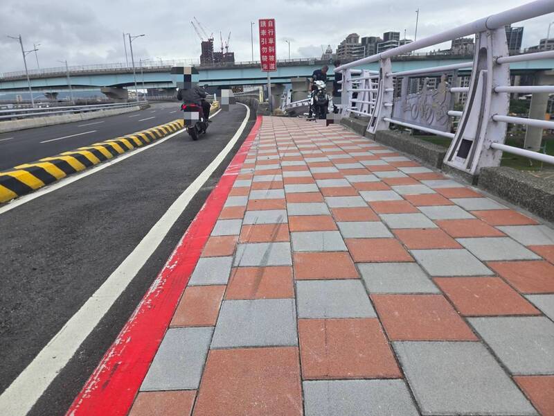 曾姓男子今天骑机车上新北大桥，突然在上桥处撞上护栏，头部受创倒地，路人见状报案，曾姓骑士到院仍不治，至于车祸肇因，仍待进一步调查厘清。（记者吴仁捷翻摄）
