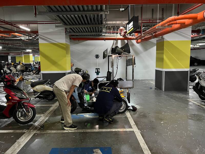 台中公園社宅地下室身障機車自冒火花 住宅處：13分撲滅無傷亡