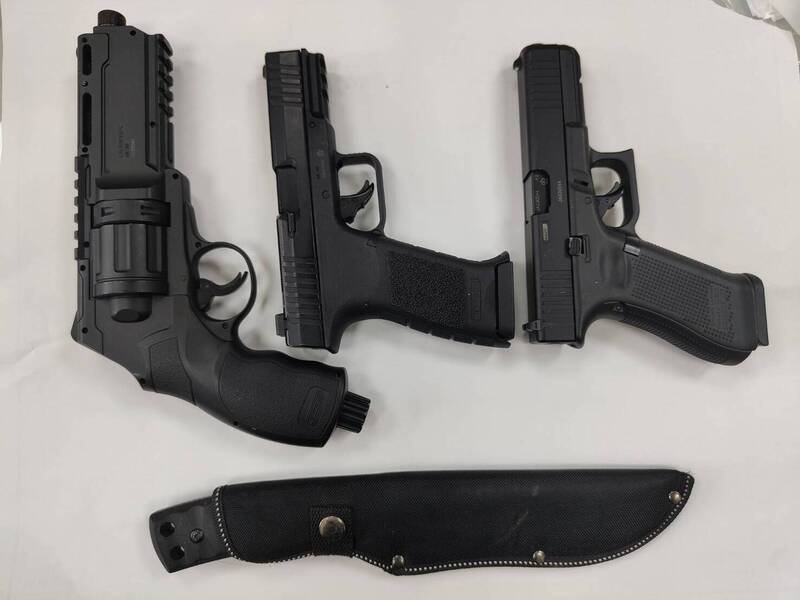 专案小组逮捕杜嫌等10人，并查扣手机、笔电、镇暴枪、武士刀等证物。（警方提供）