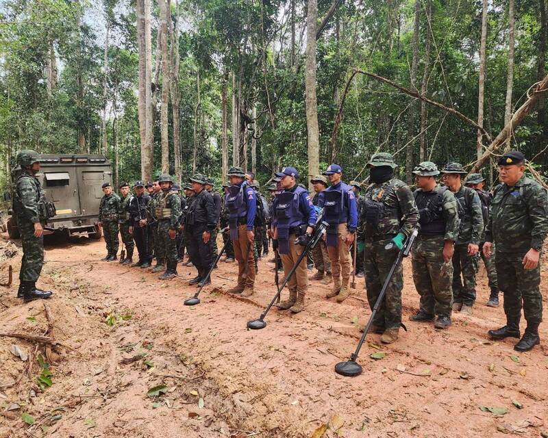 泰国士兵今年稍早在与柬埔寨接壤的乌汶叻差他尼府边境地区搜索地雷。（美联社档案照）