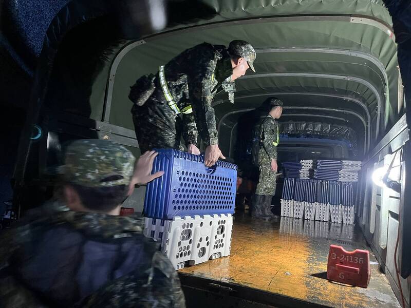 慈濟鳳凰颱風災害應變啟動 支援200張福慧床軍車載往光復備用