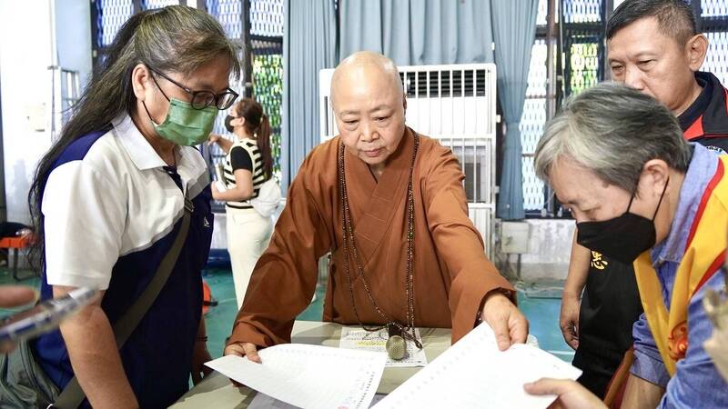 鳳凰颱風逼近前夕 中國佛教會火速發1800萬善款 溫暖花蓮災民